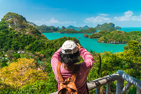 Tourist-Taking-Photo-Asia_SS-1372468583ymt-blog-how-to-pacture-travel-photos-in-tourist-areas-taking-picture-asia